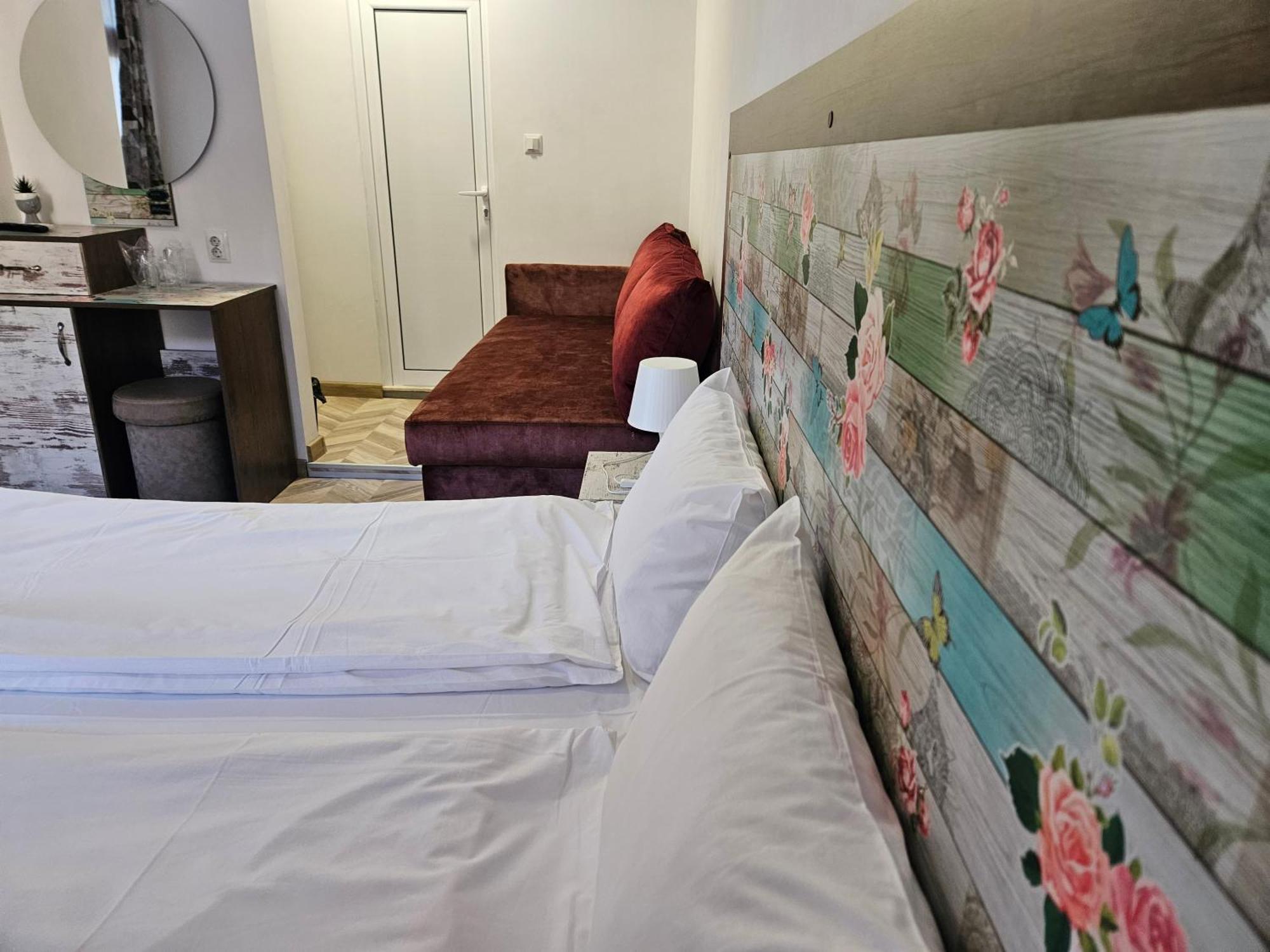 Priyateli - Friends Hotel Veliko Tŭrnovo Room photo