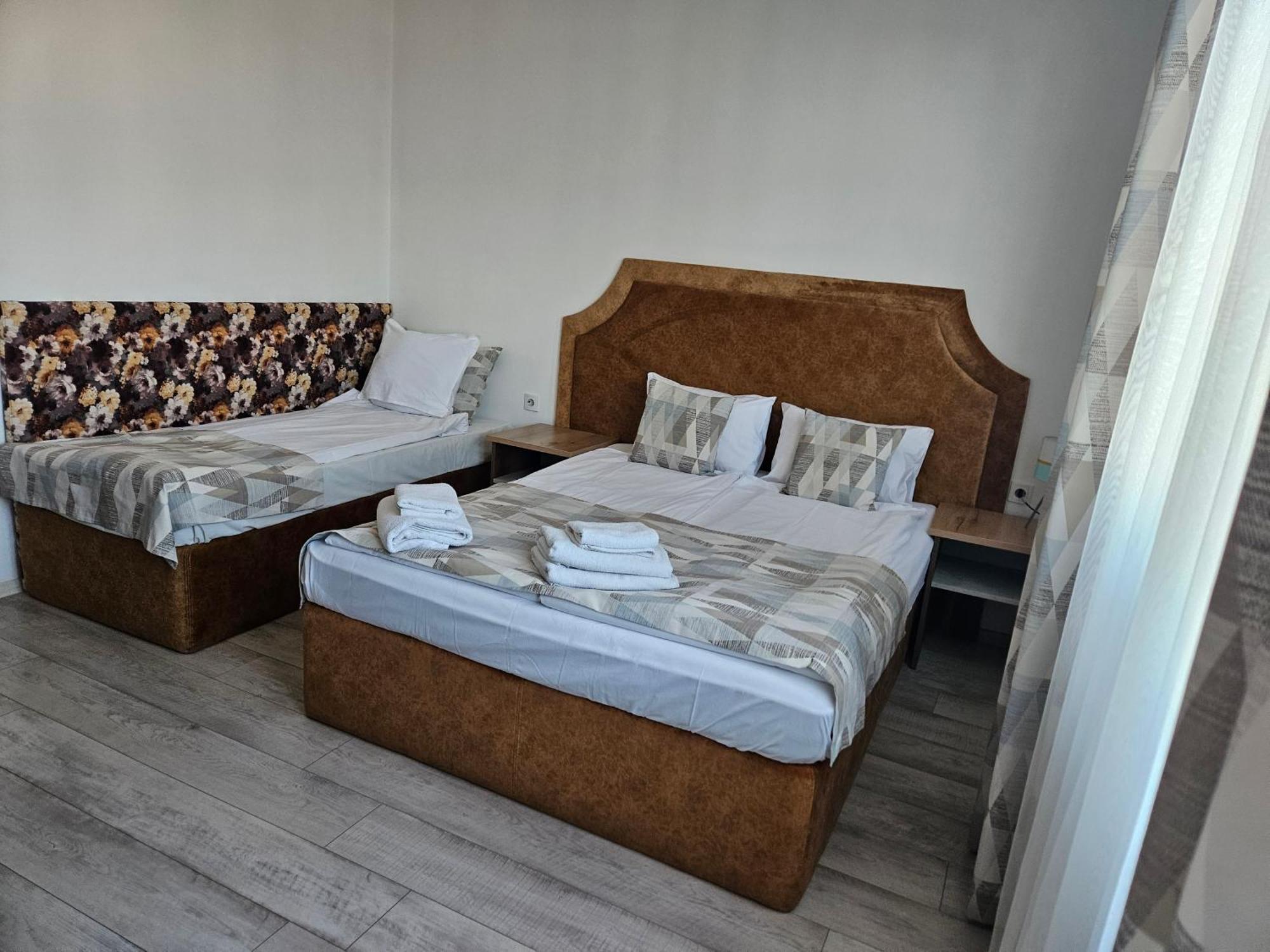 Priyateli - Friends Hotel Veliko Tŭrnovo Room photo