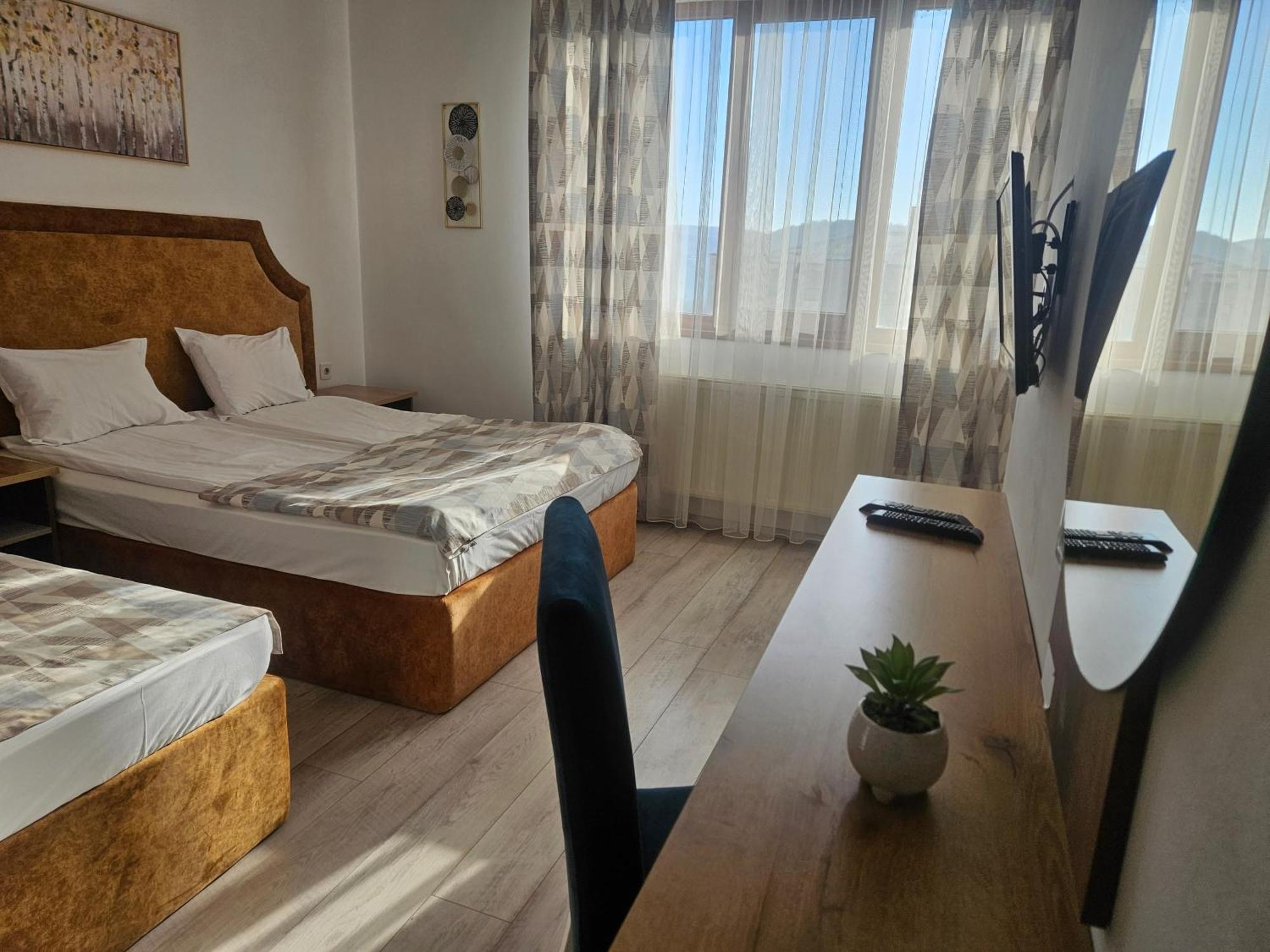 Priyateli - Friends Hotel Veliko Tŭrnovo Room photo