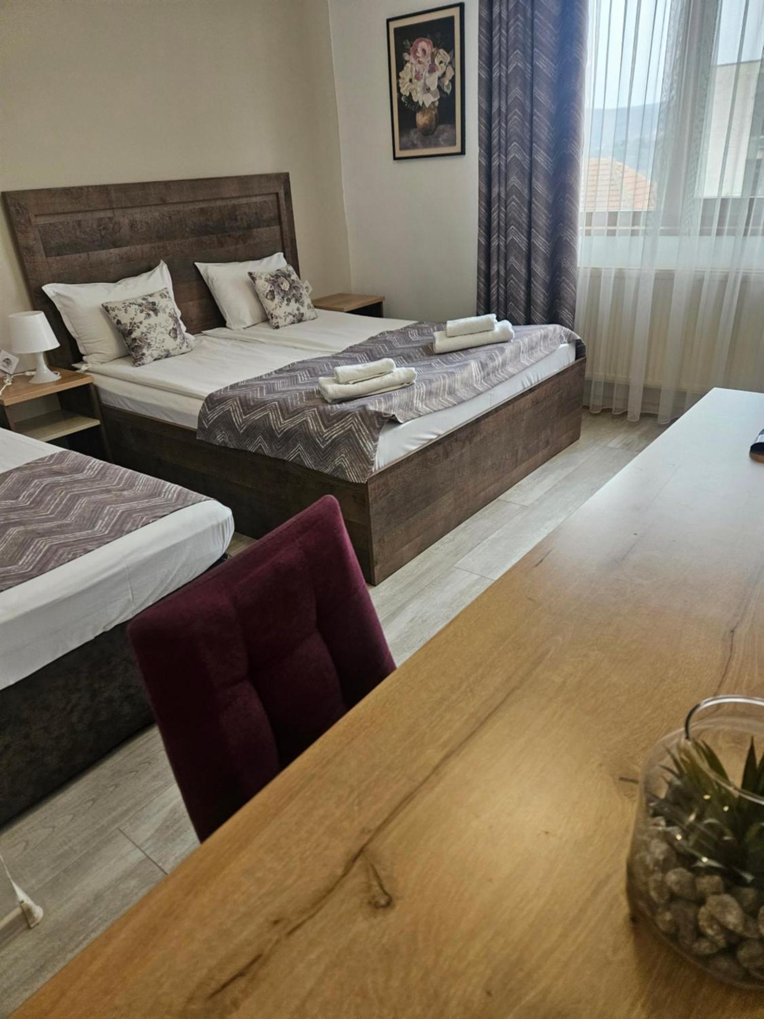 Priyateli - Friends Hotel Veliko Tŭrnovo Room photo
