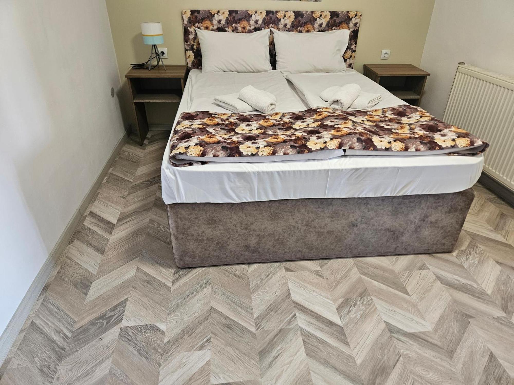 Priyateli - Friends Hotel Veliko Tŭrnovo Room photo