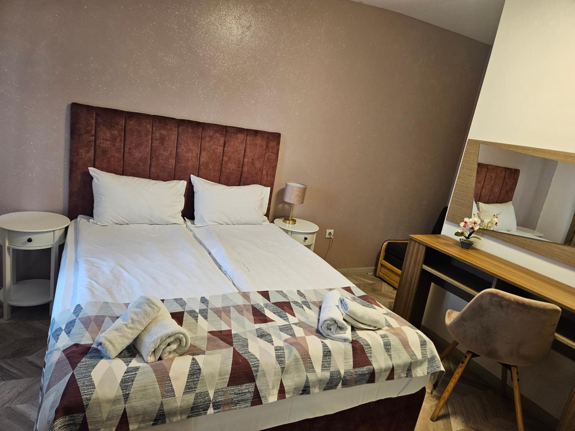 Priyateli - Friends Hotel Veliko Tŭrnovo Room photo
