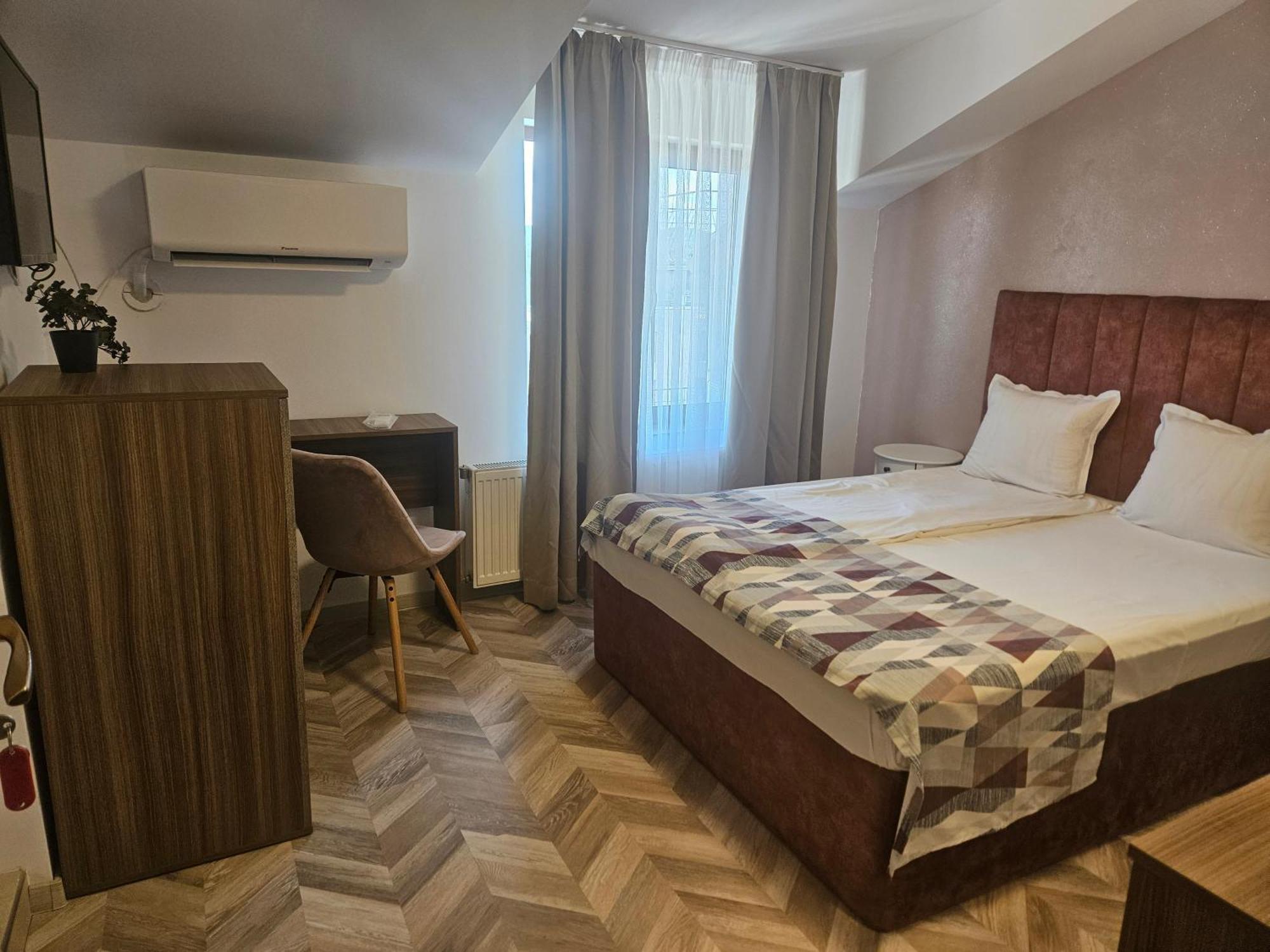 Priyateli - Friends Hotel Veliko Tŭrnovo Room photo